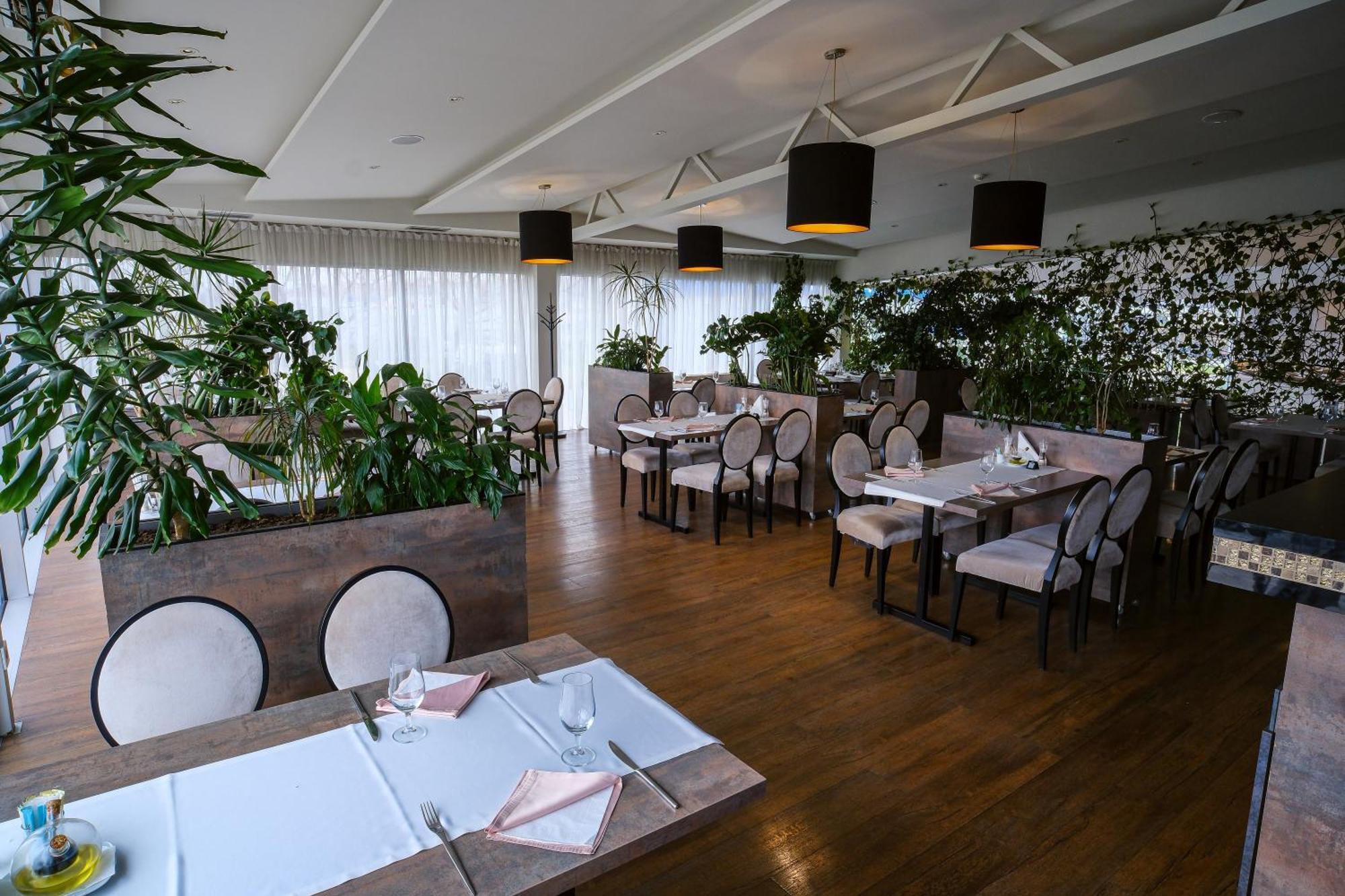 Hotel Crystal Light Ni Kültér fotó
