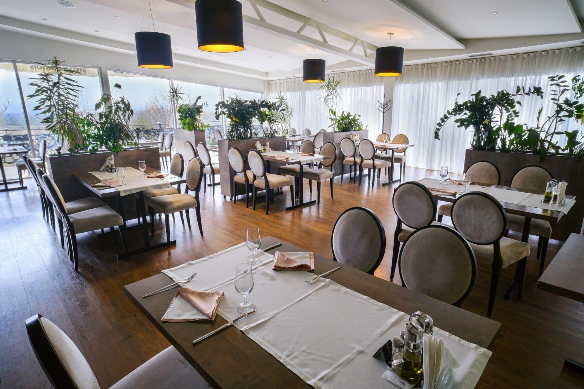 Hotel Crystal Light Ni Kültér fotó