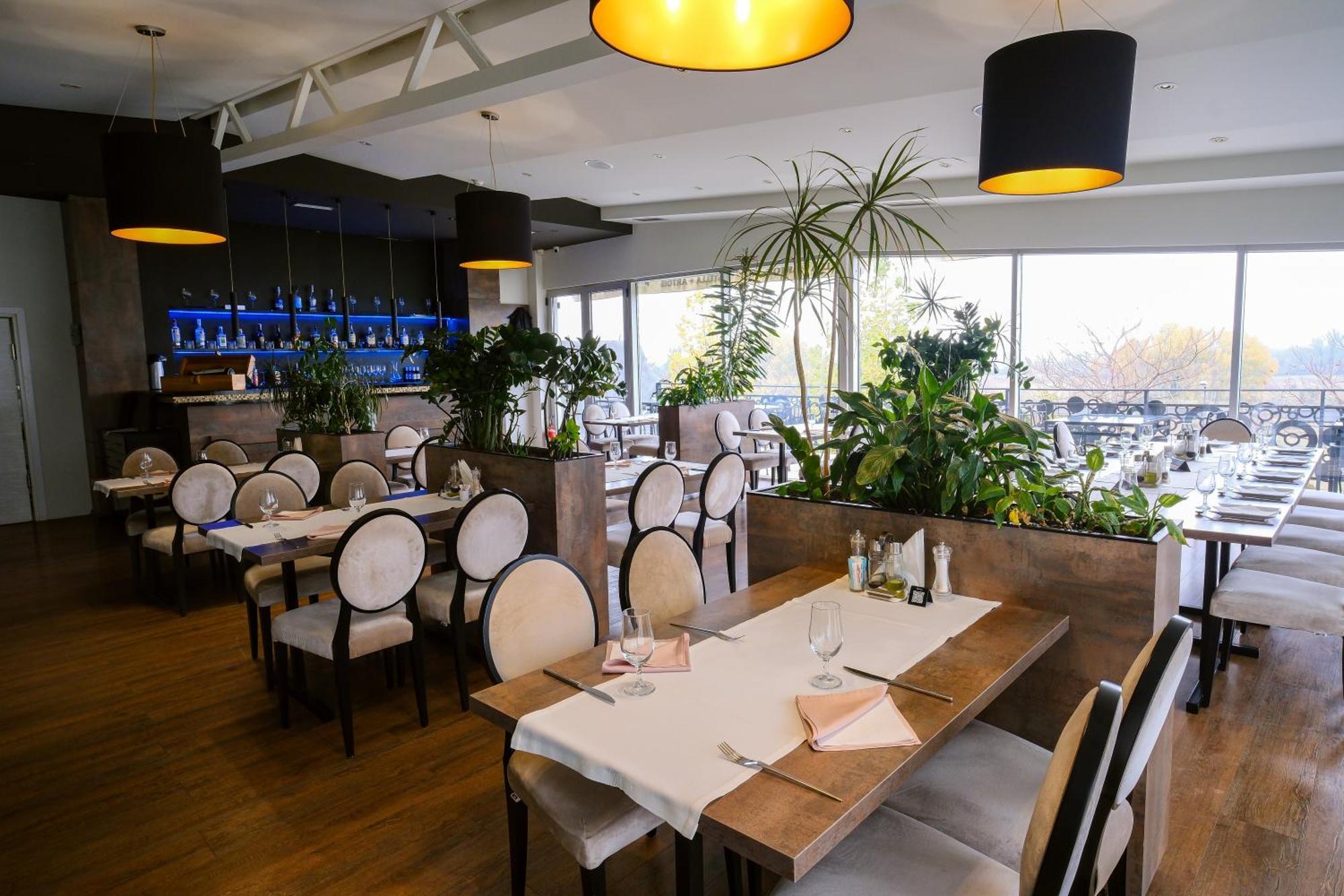 Hotel Crystal Light Ni Kültér fotó